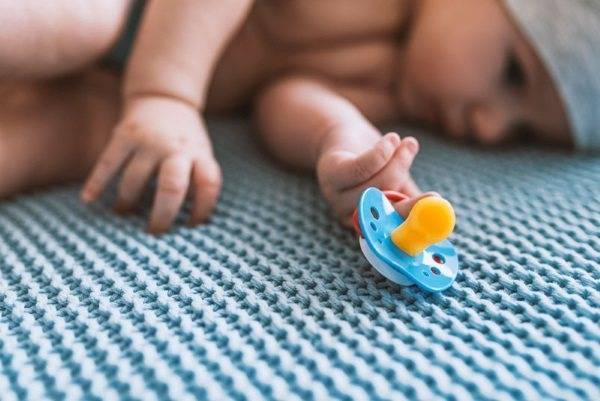 Как научить ребенка сосать соску: советы и рекомендации